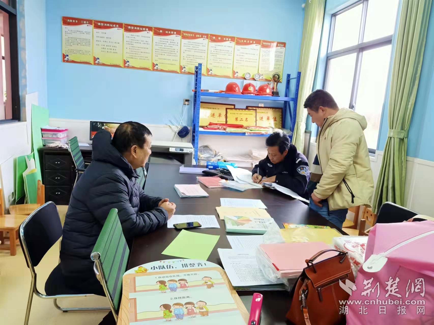 民警深入校園與教職員工座談，深入排查化解各類矛盾糾紛。.png.png