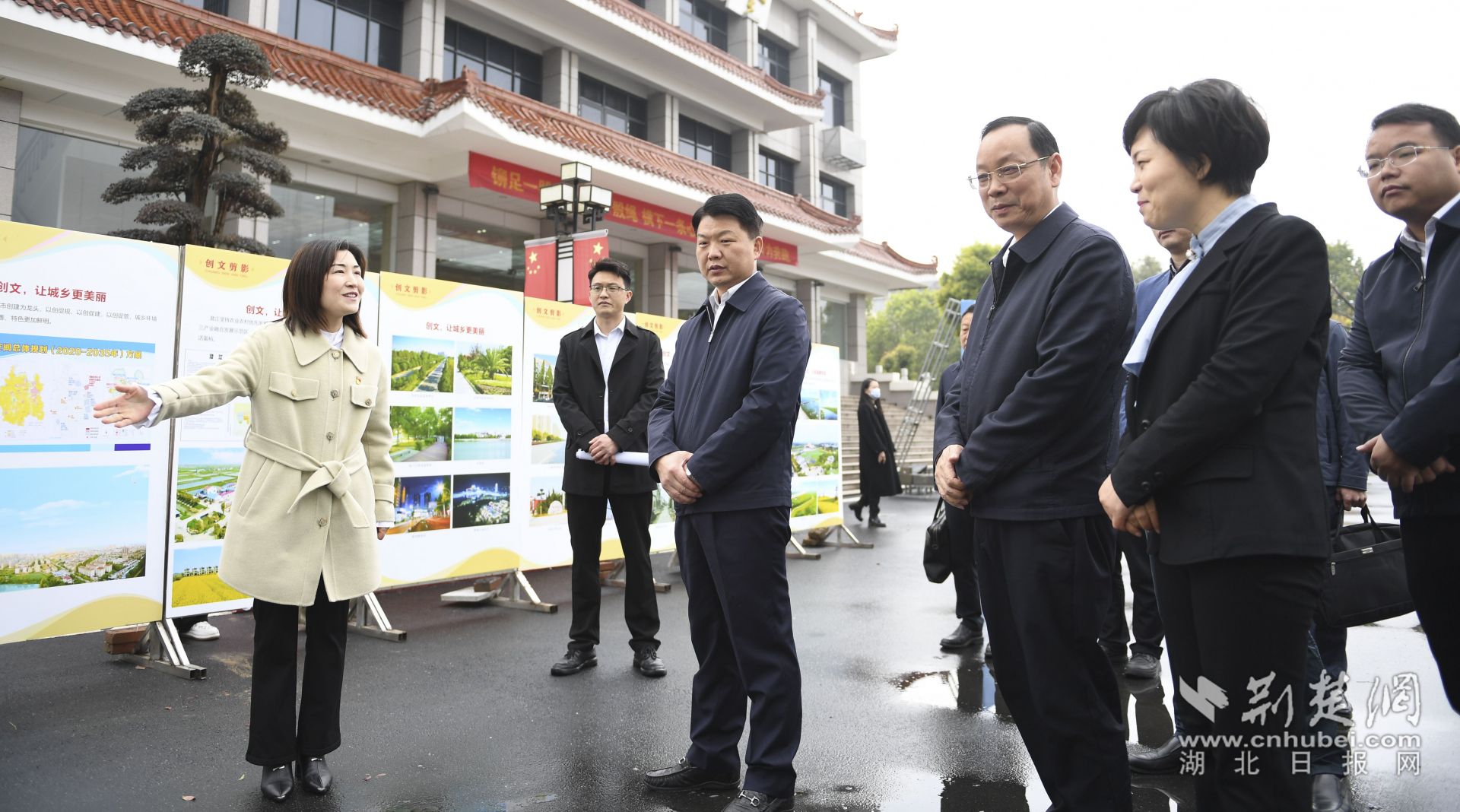 與會人員參觀潛江市全國文明城市創(chuàng)建工作成效展示。.jpg.jpg
