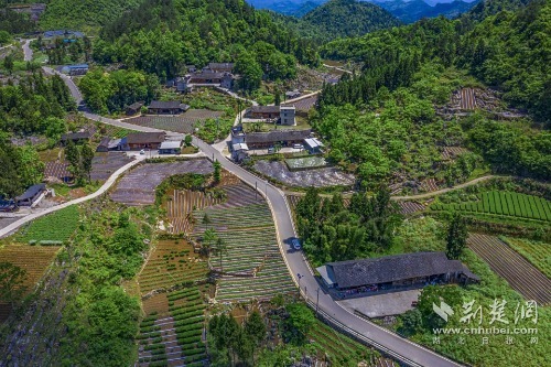宣恩縣椒園集鎮(zhèn)至鑼圈巖段公路，全長8公里，途經(jīng)椒園村、涼風(fēng)村、鑼圈巖村，該公路建成既有效帶動沿線煙葉等產(chǎn)業(yè)發(fā)展，又是曜天眼景區(qū)的