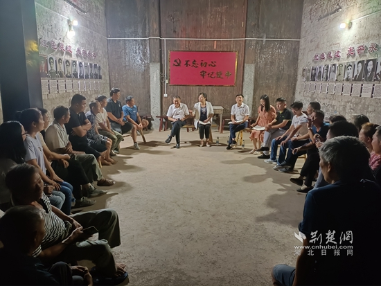 崇陽(yáng)縣金塘鎮(zhèn)黨員干部在金塘村盧家大屋村灣開展灣子夜話,和群眾共商環(huán)境治理等事宜。.jpg