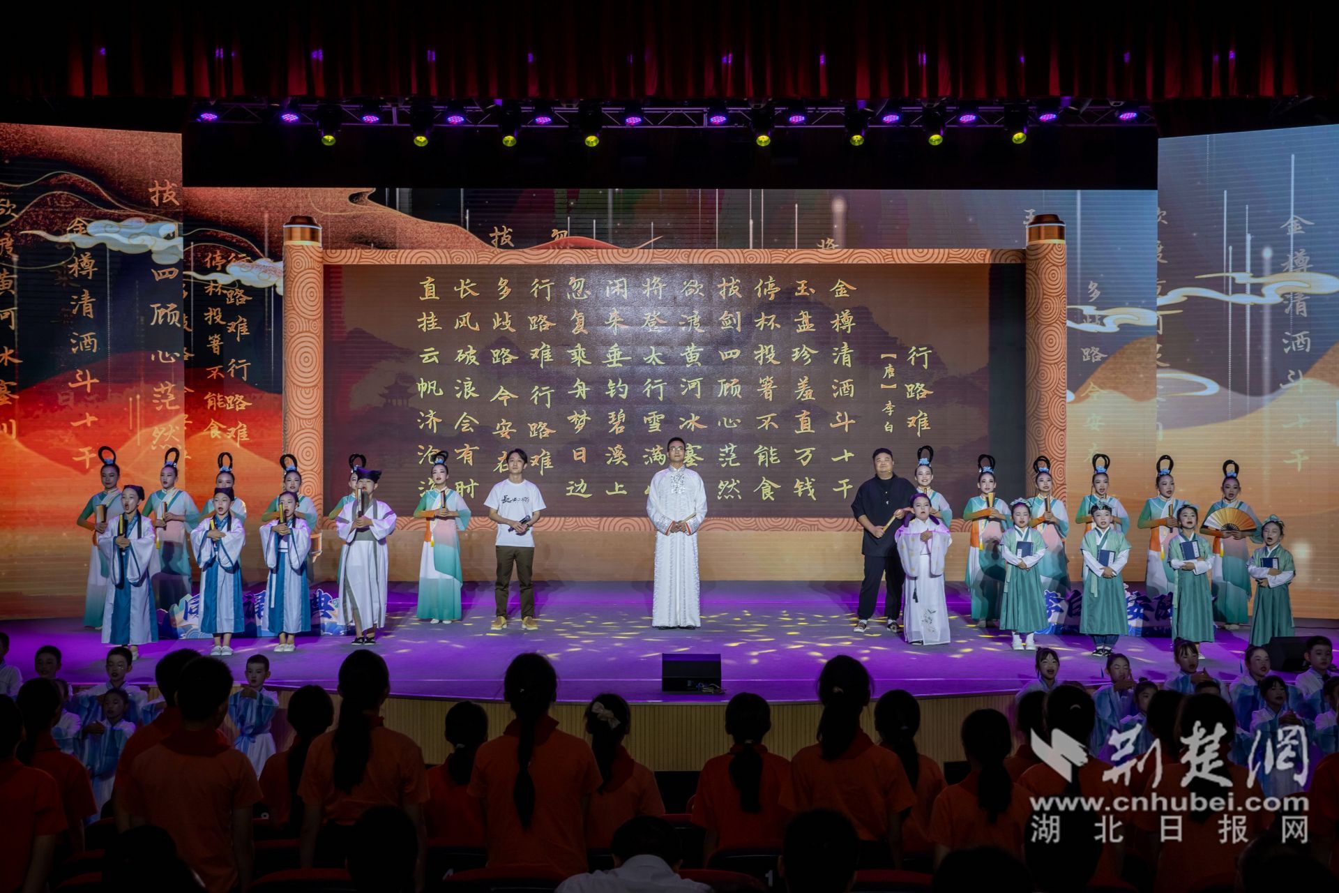 活動(dòng)最后凌振赫、沈嘉柯、余維剛與學(xué)生們一齊誦讀行路難_副本.jpg.jpg