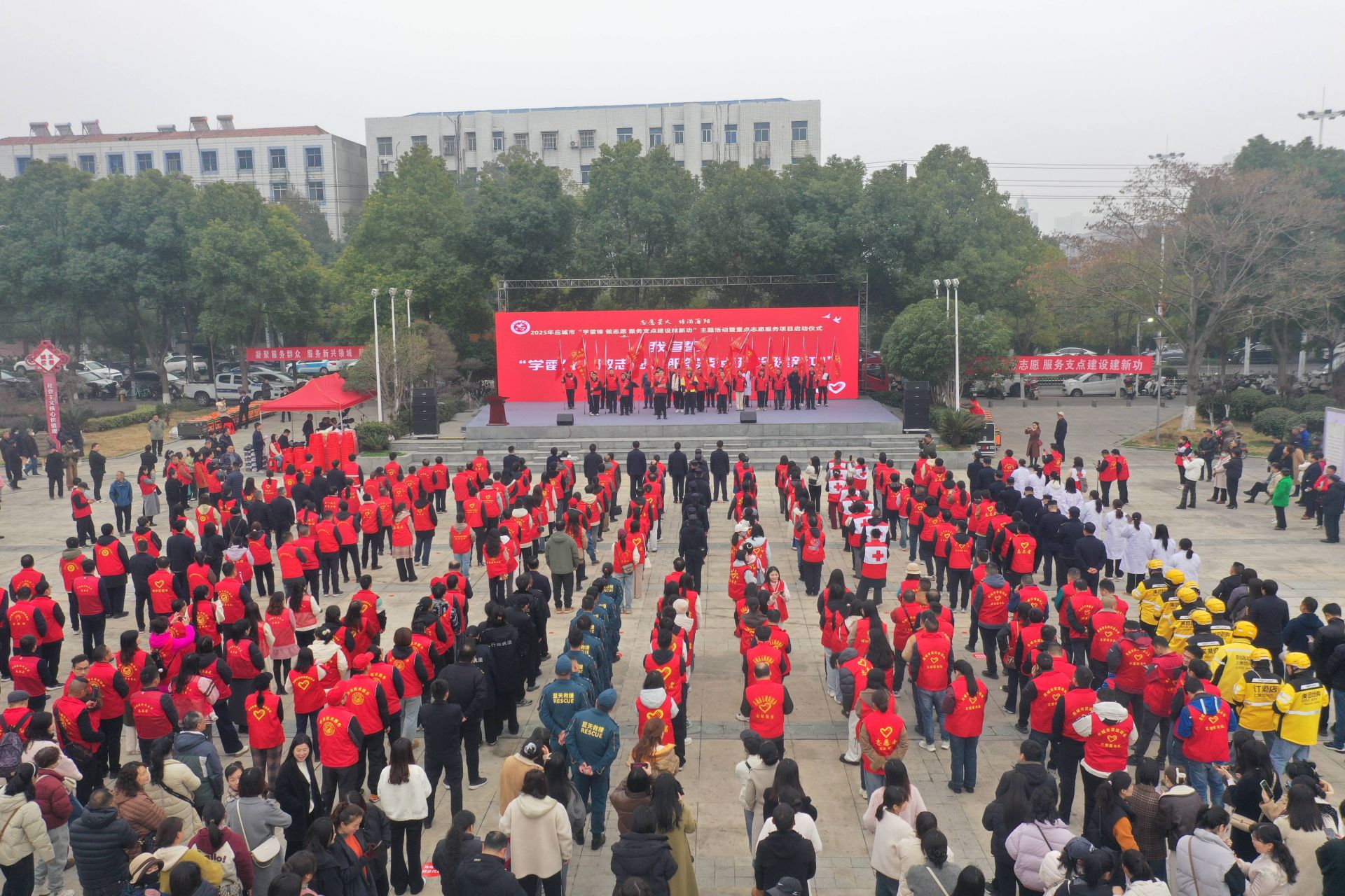 活動現(xiàn)場，還舉行了新就業(yè)志愿服務隊授旗儀式  孫縉攝.jpg.jpg