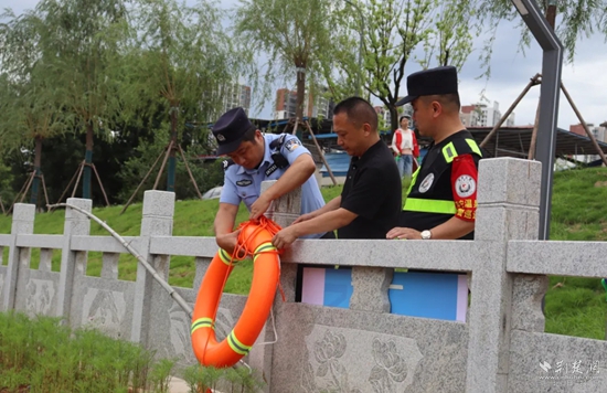 雙鶴派出所民輔警在轄區(qū)重點(diǎn)水域排查隱患，裝配救生工具.jpg